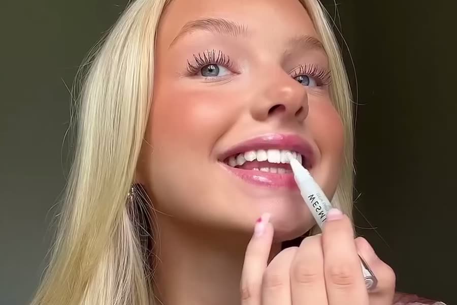 Ella Holmberg pinselt das Gel mit dem Stift auf