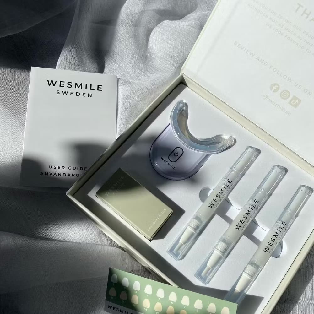 Das geöffnete WeSmile Bleaching-Set: LED-Schiene, drei Gel-Stifte und die Farbskala