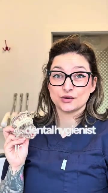 Die in Norwegen zugelassene Dentalhygienikerin Denisa Romanescu zeigt die Munddusche Pro
