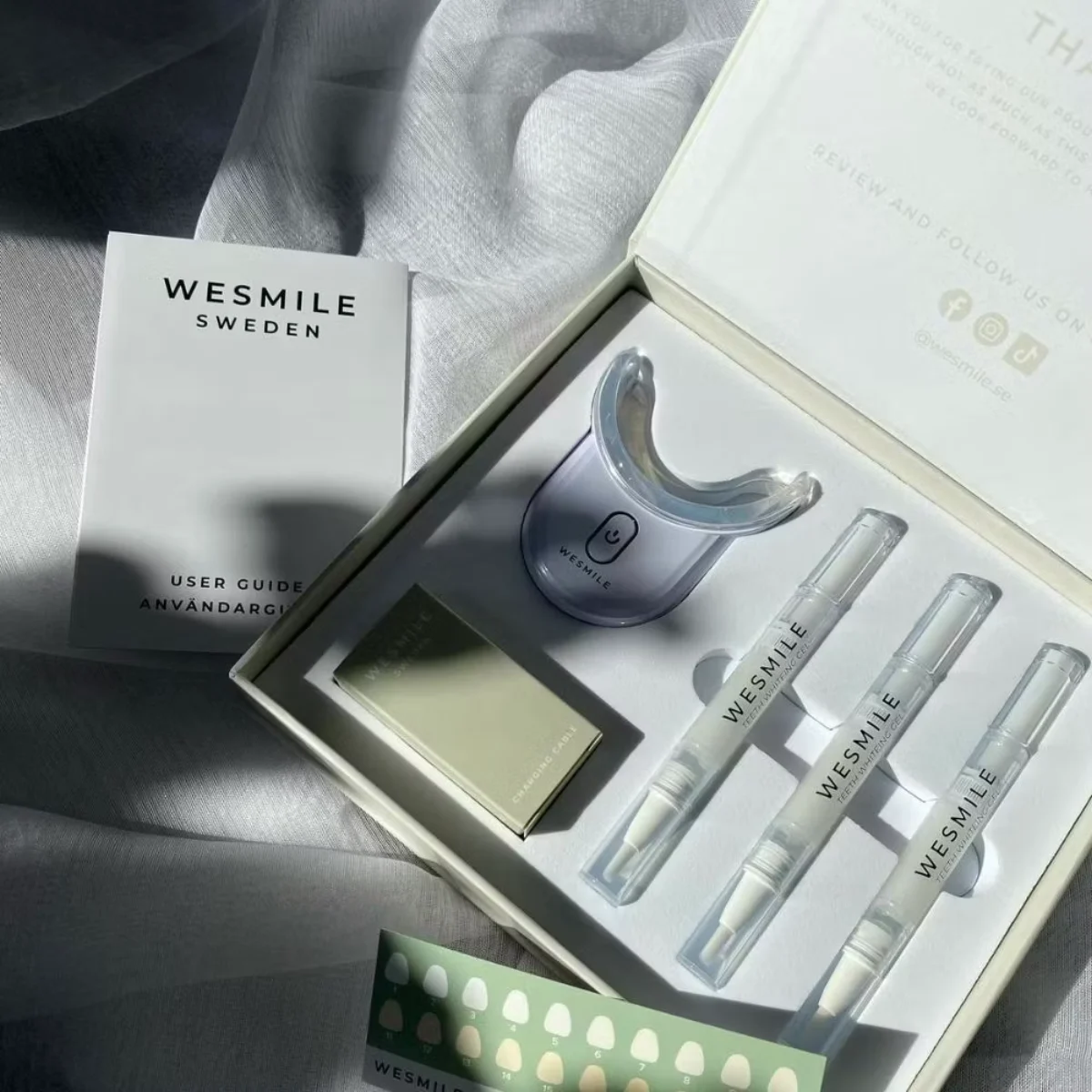 Alles in der Box: LED-Booster mit weicher Schiene, drei Gel-Stifte, Farbskala und Anleitung