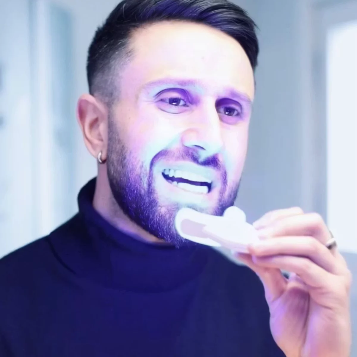Ein Mann mit der LED-Schiene