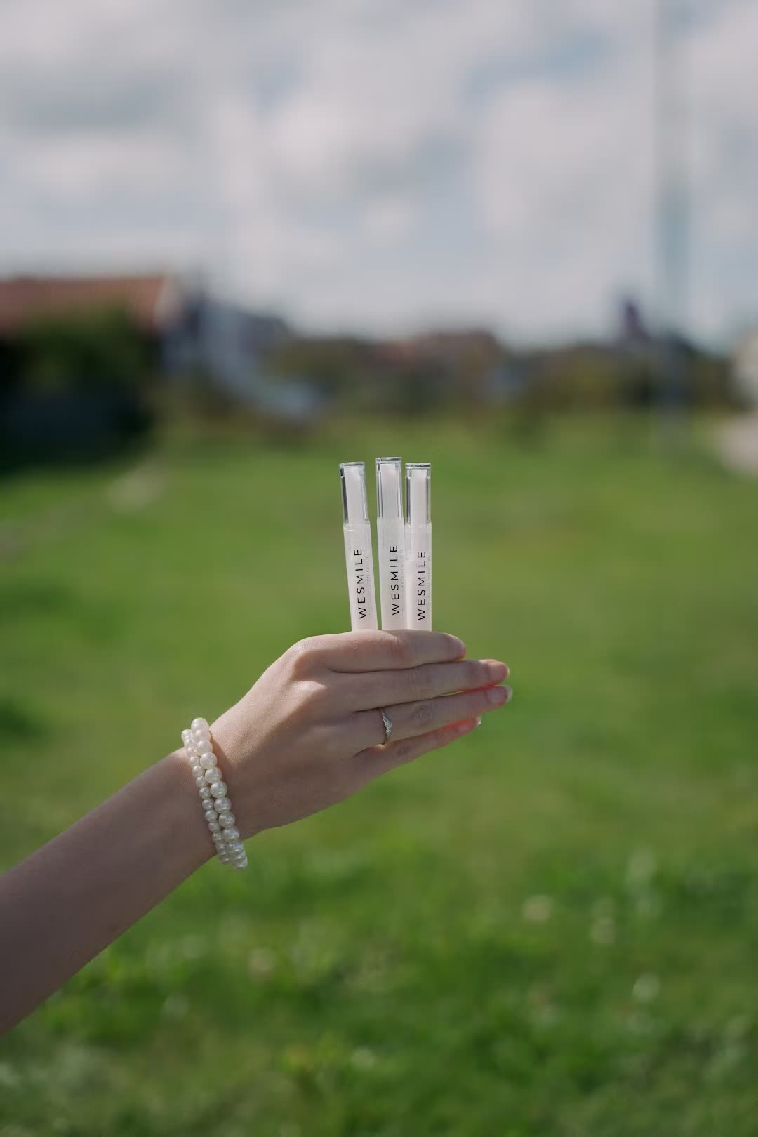 Drei Gel-Stifte zum Nachfüllen, draußen in die Kamera gehalten