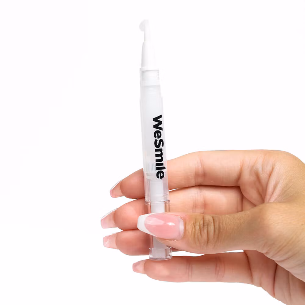 Eine Hand hält einen WeSmile Gel-Stift