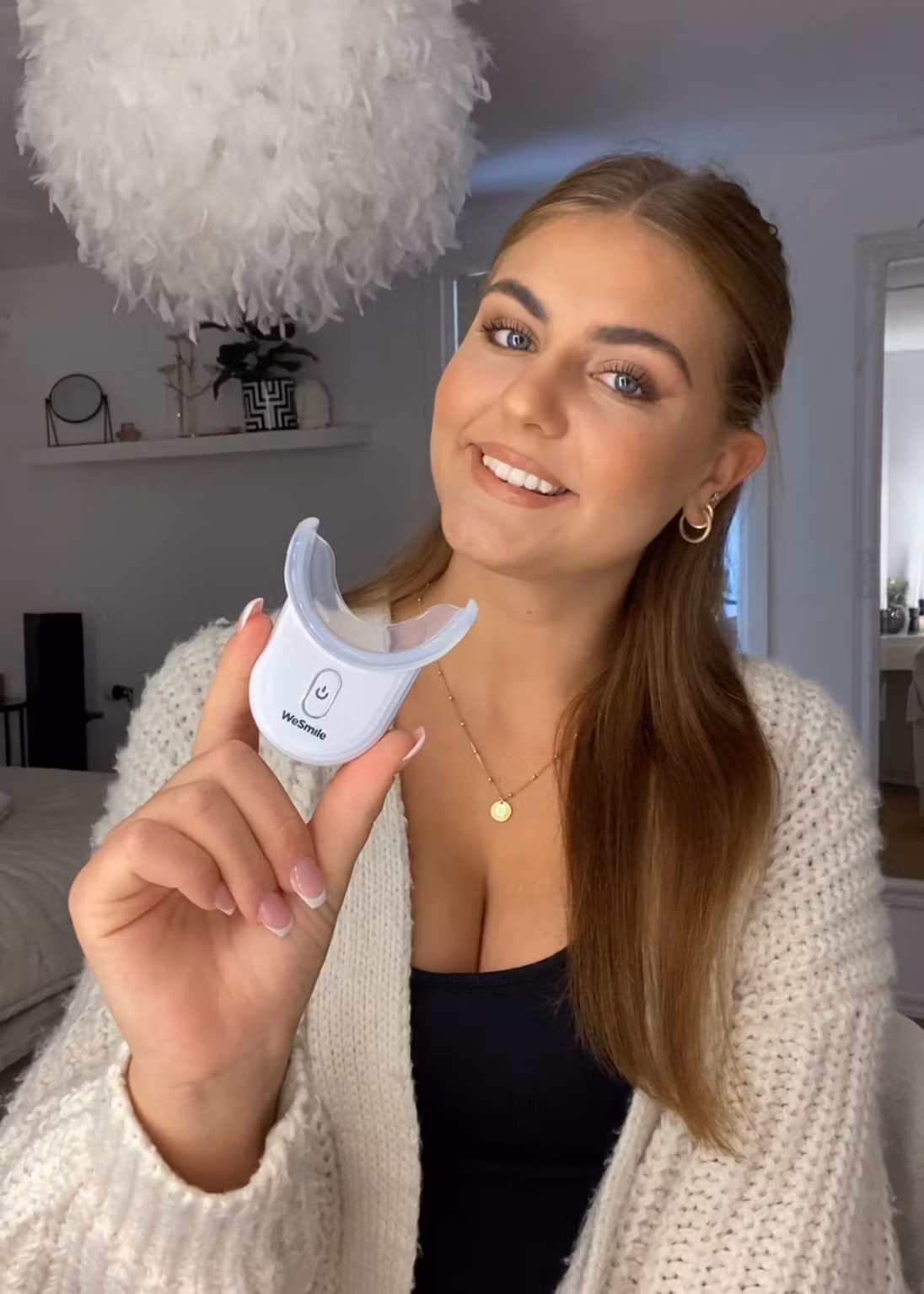Eine Frau verwendet den LED-Booster zu Hause