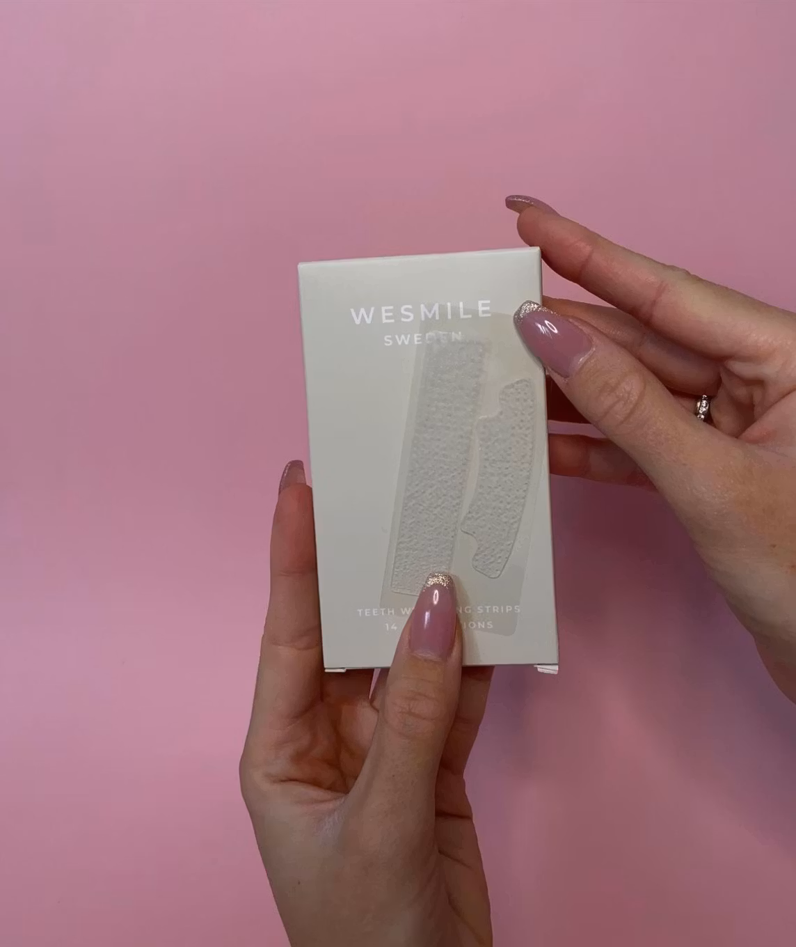 Ein Strips-Sachet in der Hand