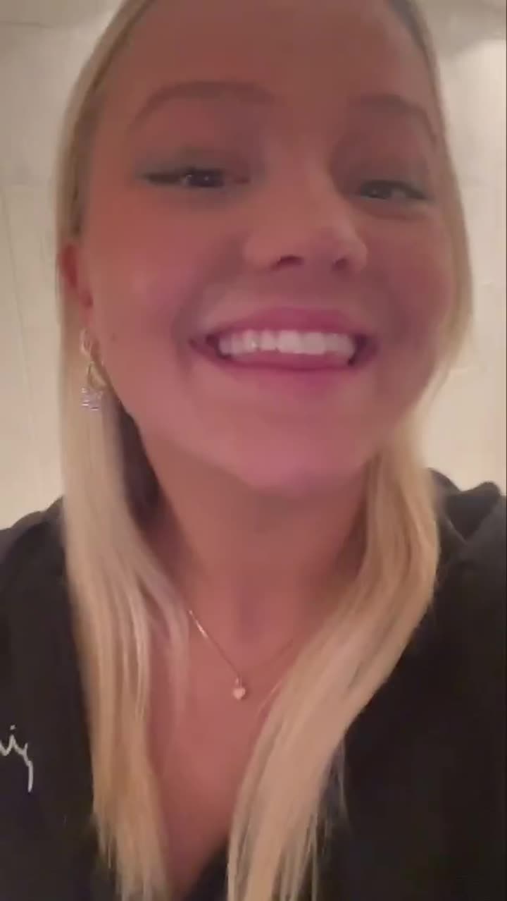 Mimi lächelt nach ihrer Kur