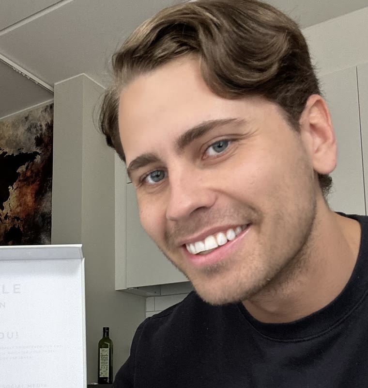 Christoffer Gustavsson lächelt neben dem geöffneten Bleaching-Set