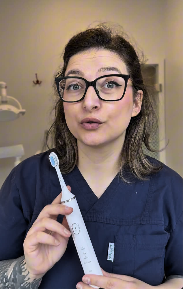 Denisa Romanescu, Dentalhygienikerin, hält in ihrer Praxis die WeSmile-Schallzahnbürste